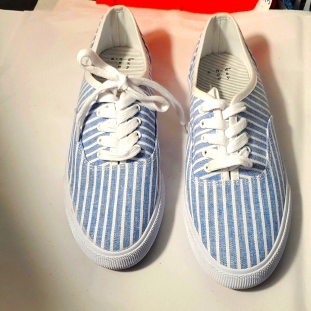 New day Blue Chambray Style Striped Lace Up Shoes Women Size 9 New
